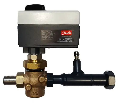 Danfoss Ventilmodul mit elektrischem Antrieb und Anschluss für Rohrleitung, gefertigt aus Metall und Kunststoff, geeignet für Heizungsanwendungen.